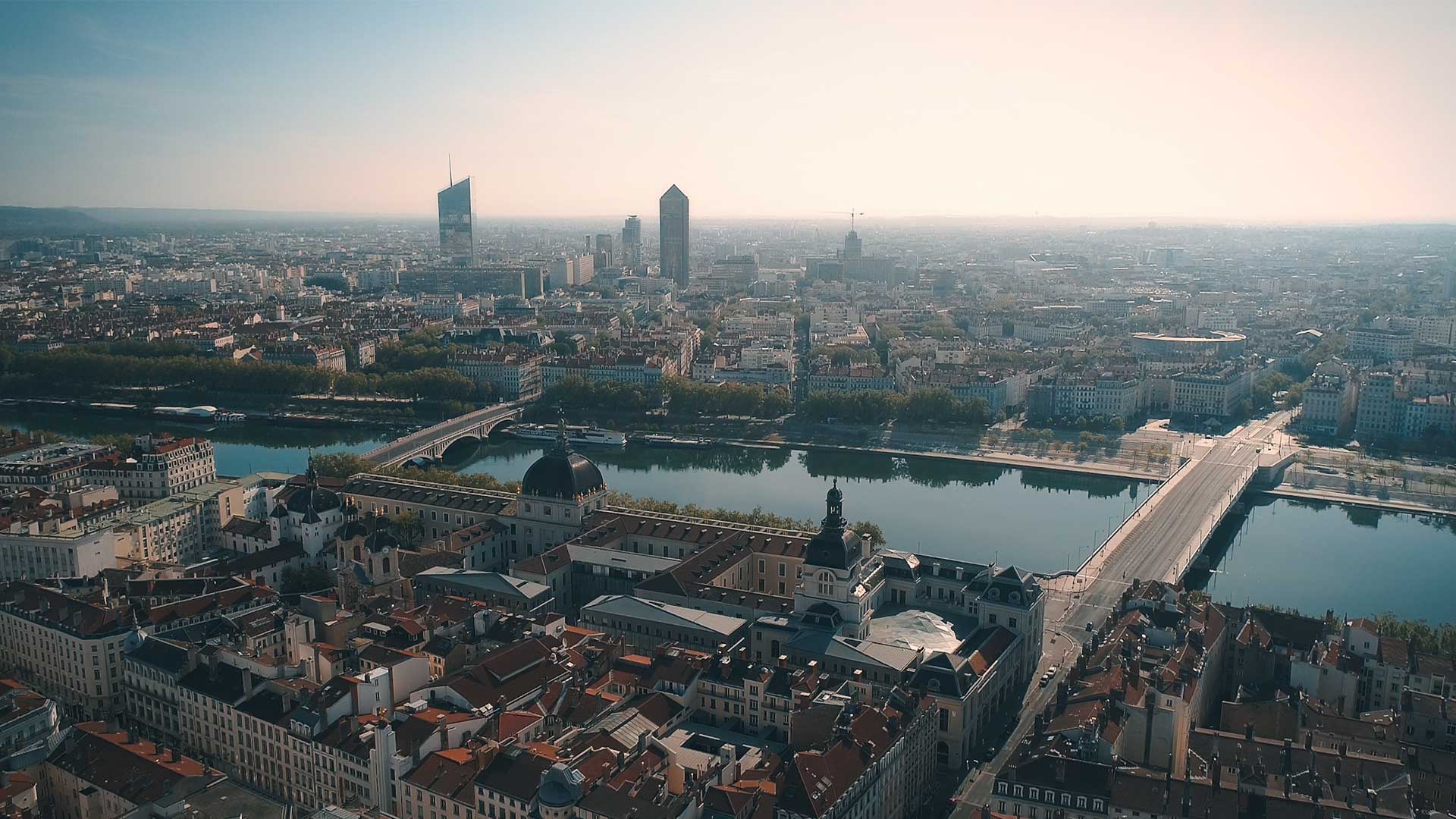 cover-monsieur-recording-video-pilote-drone-lyon cover-monsieur-recording-video-pilote-drone-lyon